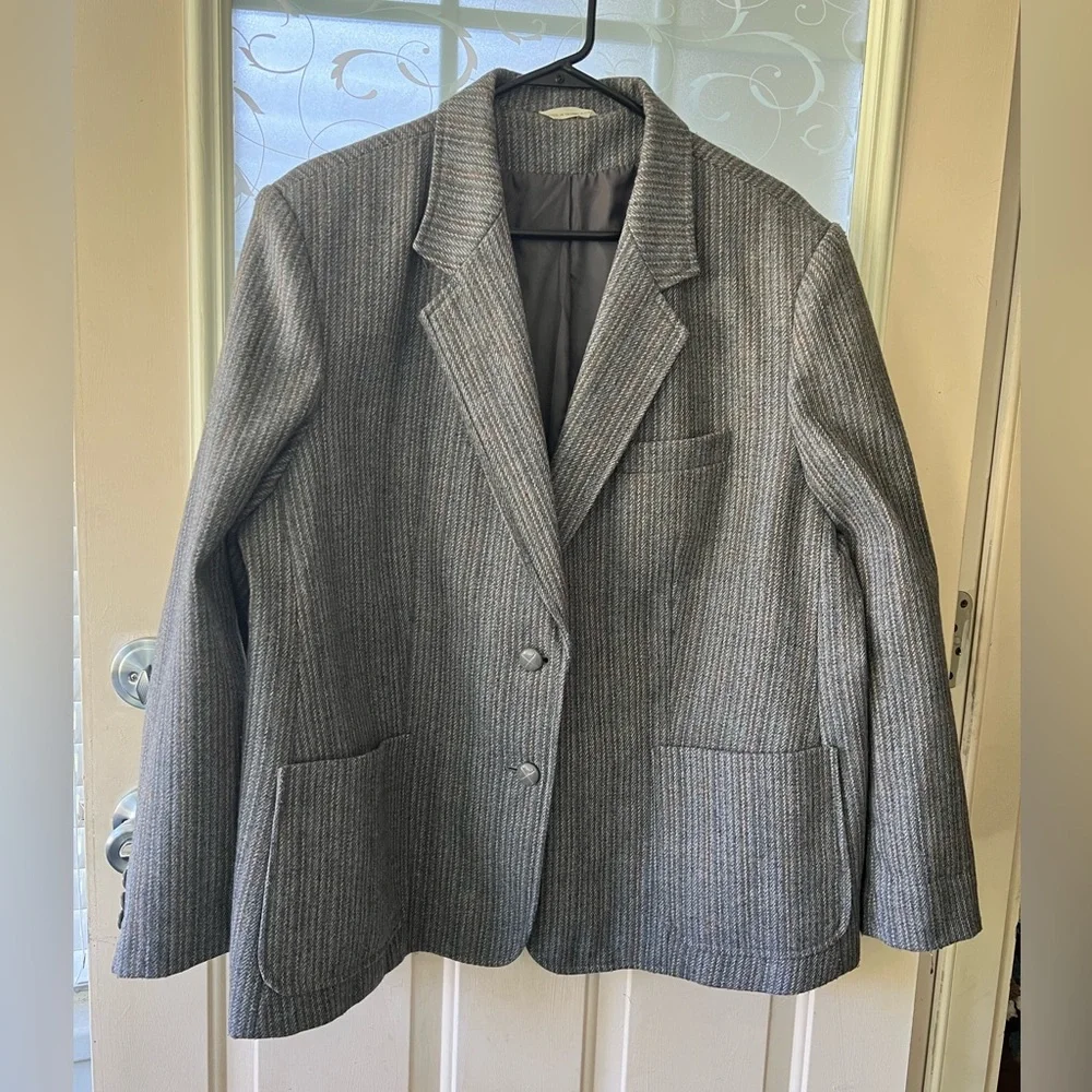 Jonathan Richard size 42 wool blend two button sports coat. Gray striped vintage